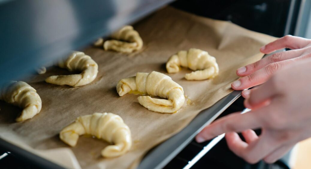 Моя бабуся – колишня пекарка – навчила так: 1 предмет у духовку, аби вона пекла рівномірно 