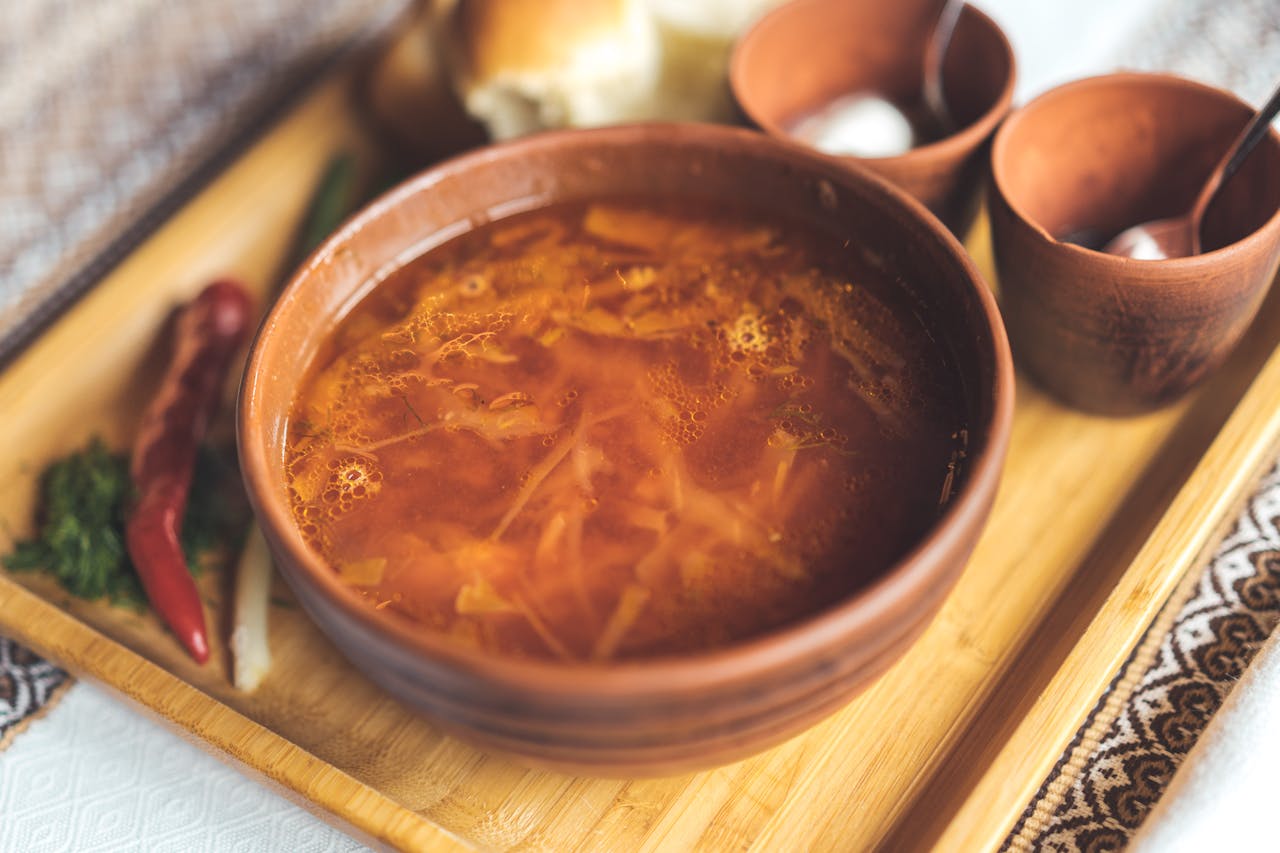 Кулінари розповіли, як покращити смак борщу за допомогою простого продукту – кулінарна порада