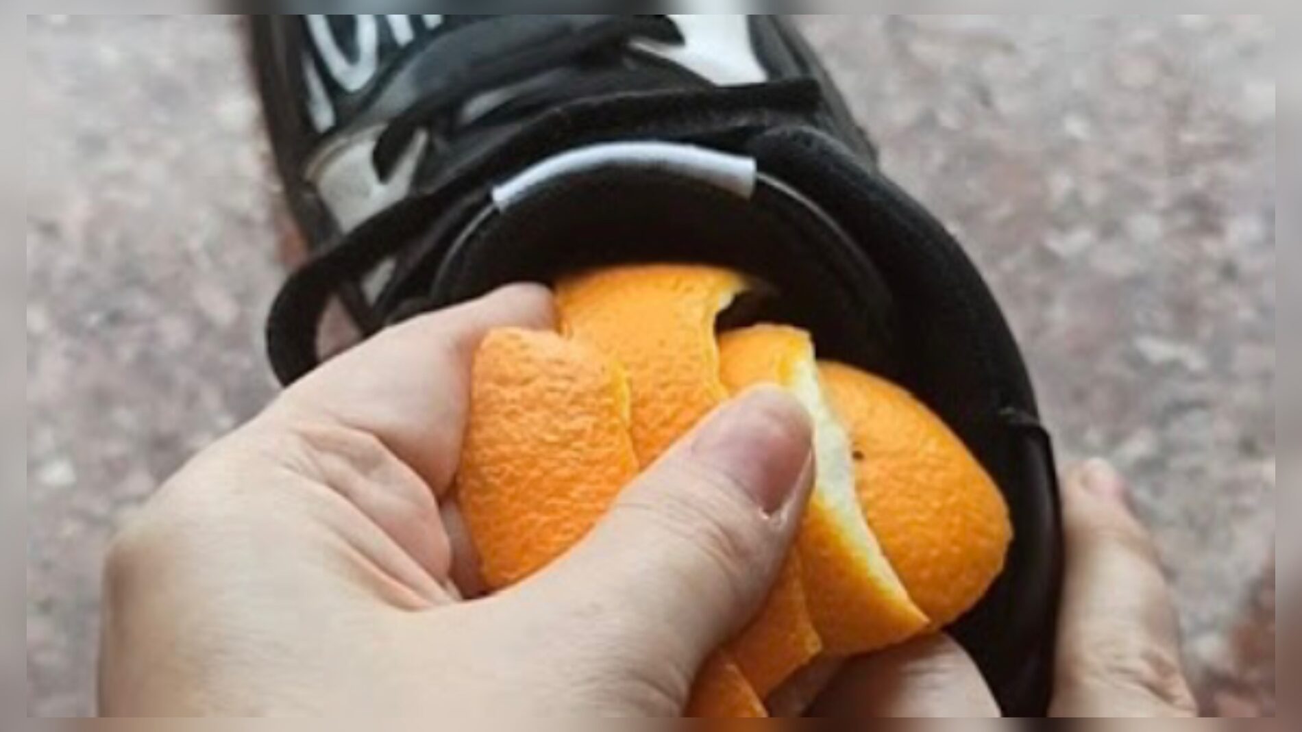 Господині розповіли, навіщо класти апельсинові кірки у взуття 