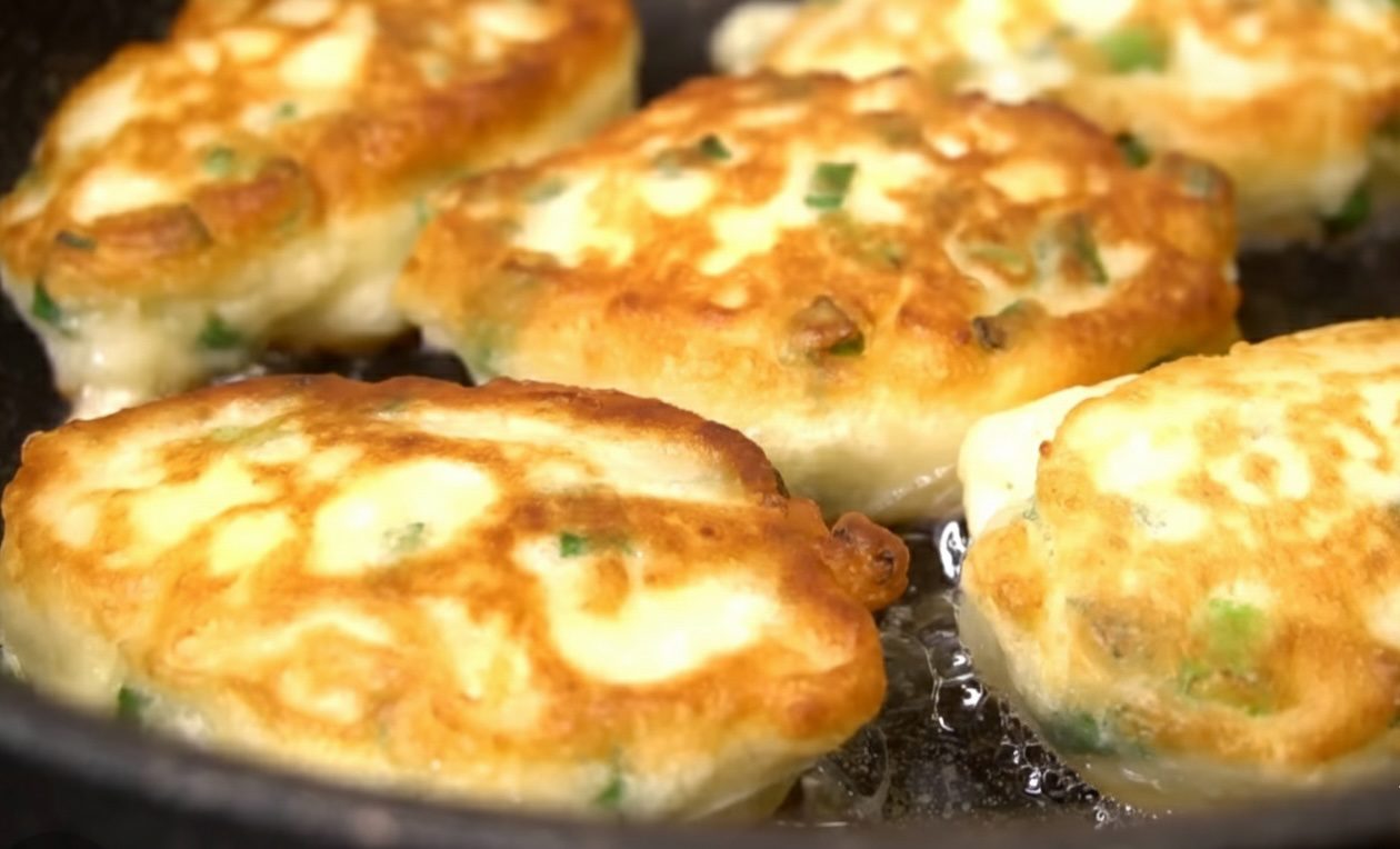 Господині поділилися рецептом лінивих пиріжків на кефірі з сиром
