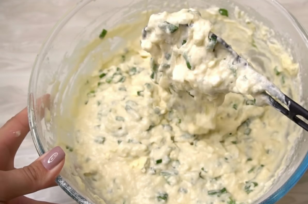 Господині поділилися рецептом лінивих пиріжків на кефірі з сиром