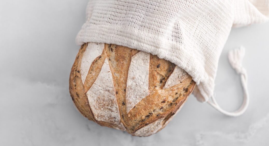 Хліб кладу на батарею – і без мікрохвильовки, бо світла майже ніколи немає, повертаю м’якість хлібчику 