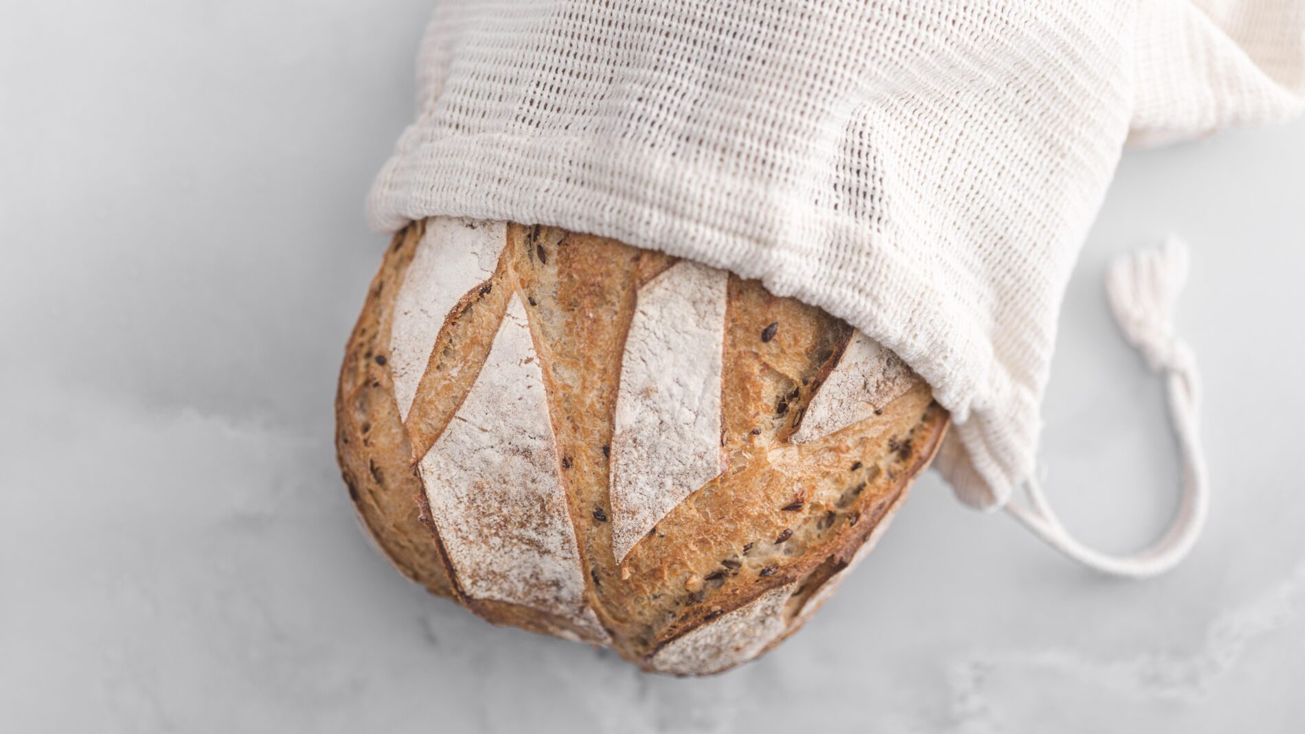 Господині розповіли, як повернути мʼякість хлібу без електроприладів