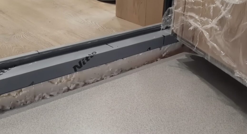 Сусід-будівельник підказав, як утеплити поріг за 15 хвилин: витратив 50 грн – а вдома тепліше на 5 градусів 