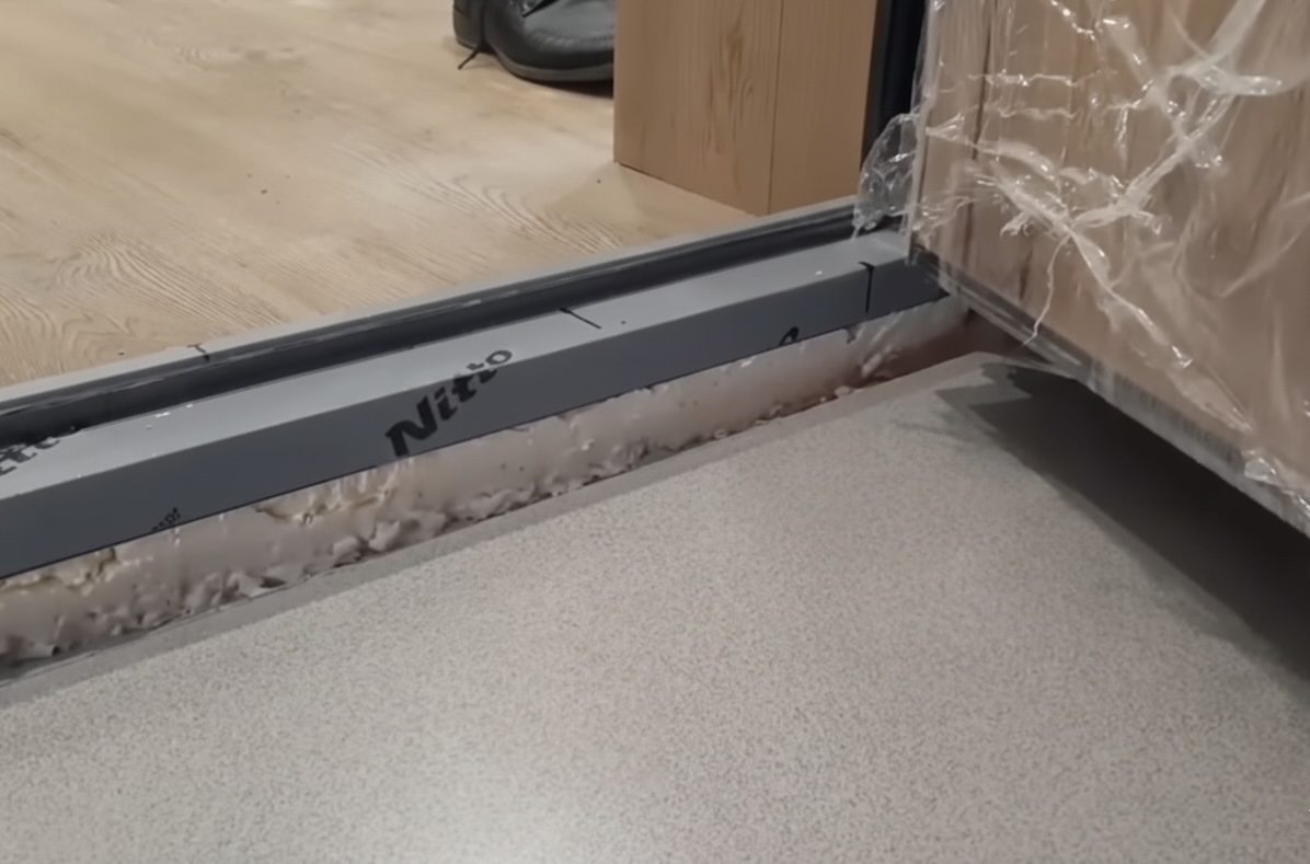 Господині розповіли, як швидко і бюджетно утеплити поріг