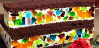 Кухарі розповіли, як приготувати ніжний бісквіт із желейною начинкою  