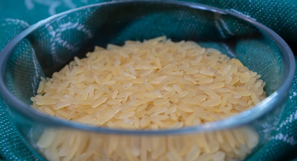 По телевізору побачила: пропорція 1:2 і трюк з рушником під кришкою – як варити рис, щоб був розсипчастим 