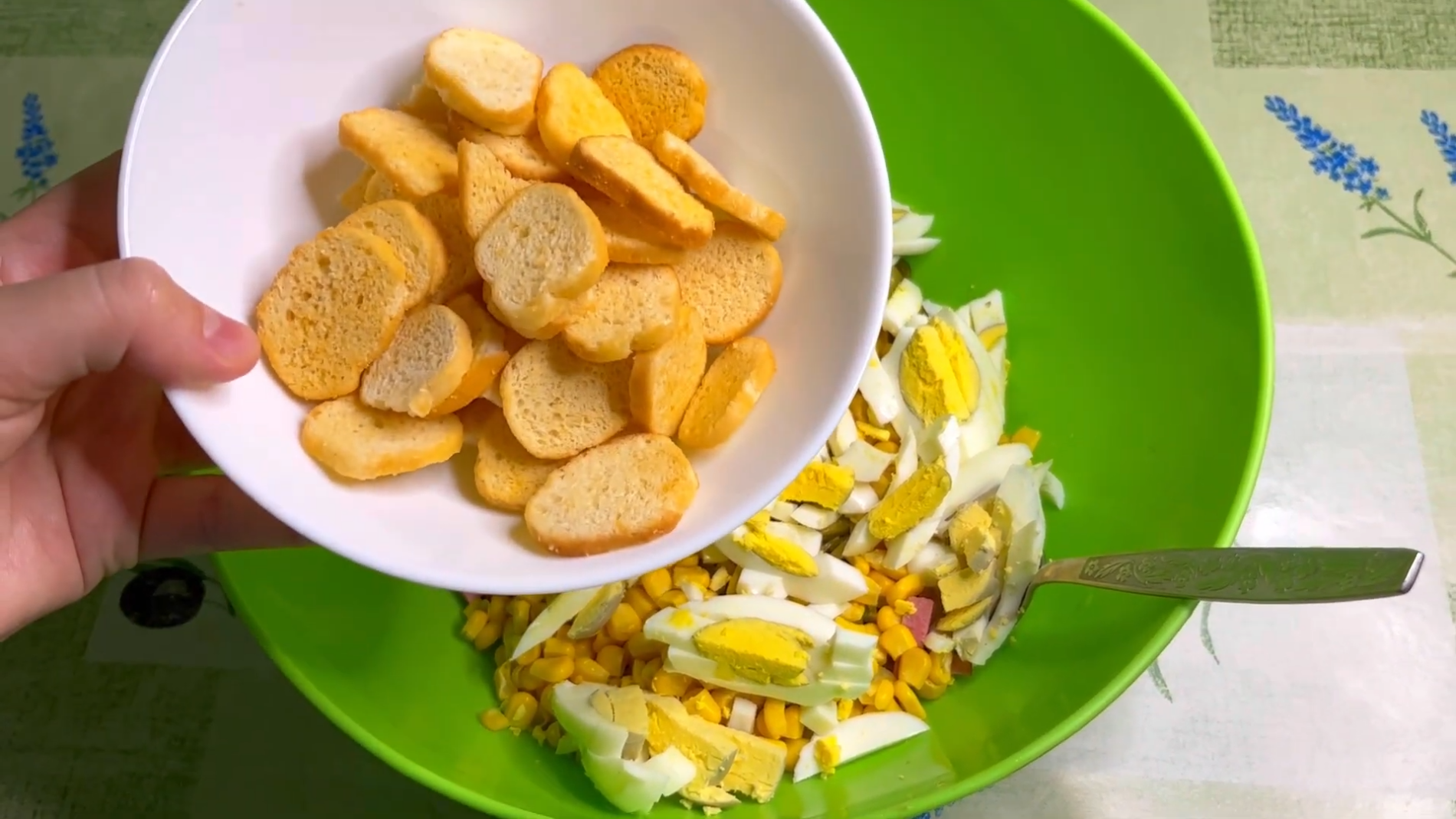 Експерти розповіли, як приготувати смачний салат із копченою ковбасою