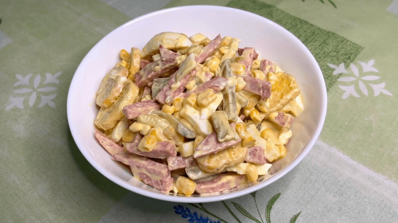 Експерти розповіли, як приготувати смачний салат із копченою ковбасою