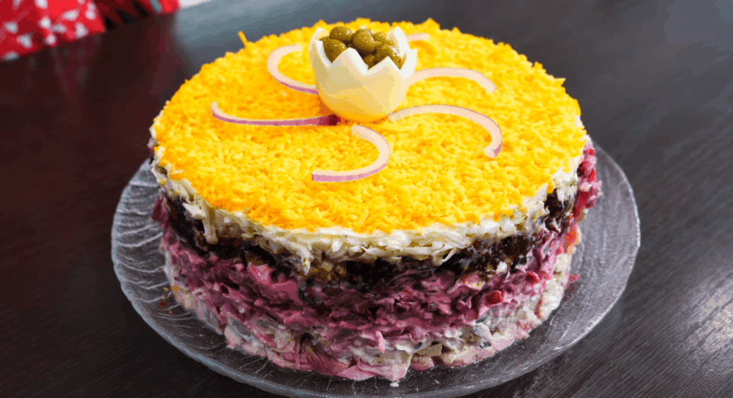 Замаринувала цибулю в оцті 1 до 1 – і салат “Граф” вийшов ніжним: “Шуба” тепер на другому місці у родині 