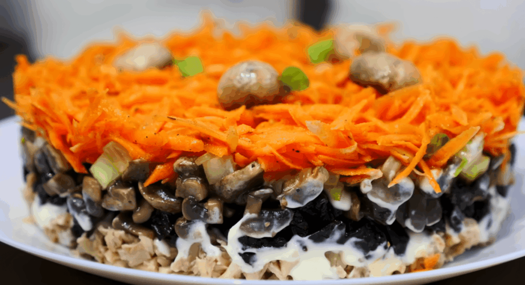 Гості з’їли салат за 10 хвилин – питають рецепт: “Лисичка” з чорносливом та грибами – хіт Нового року 