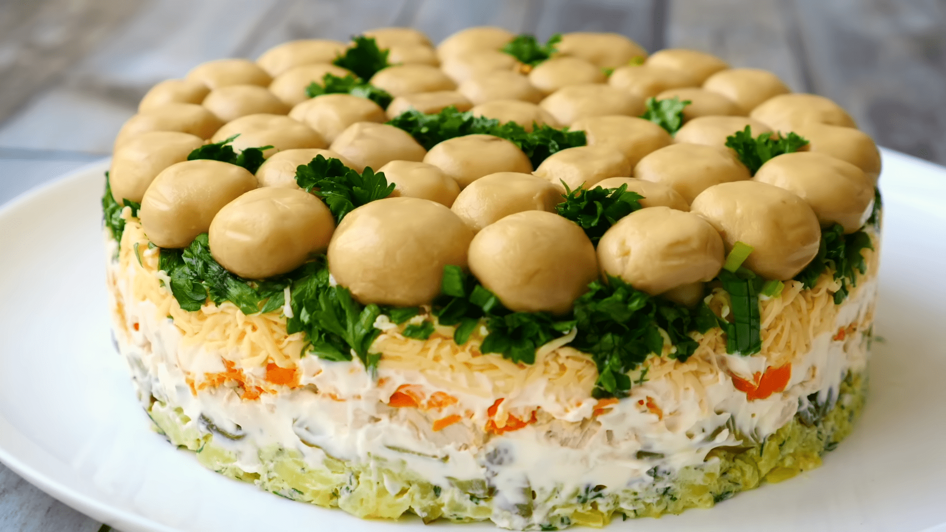 Експерти розповіли, як приготувати смачний салат з курки та грибів