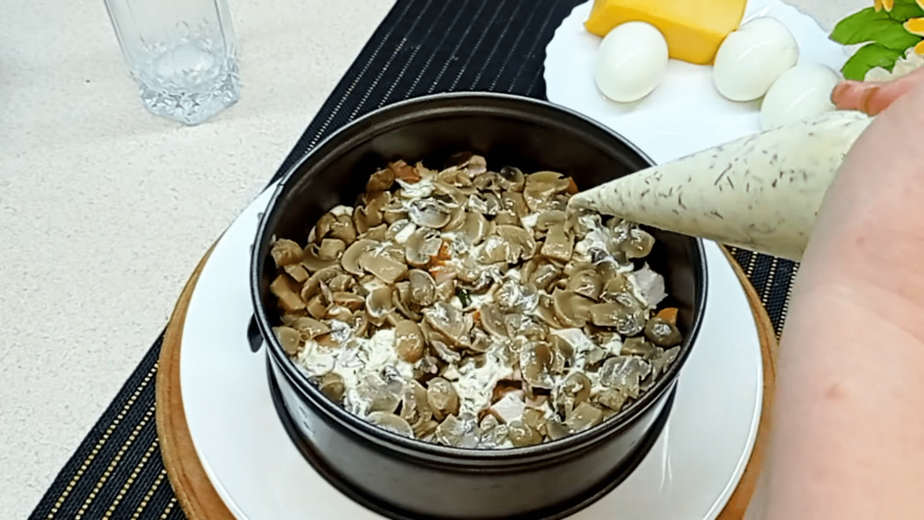 Кухарі розповіли, як приготувати смачний святковий салат