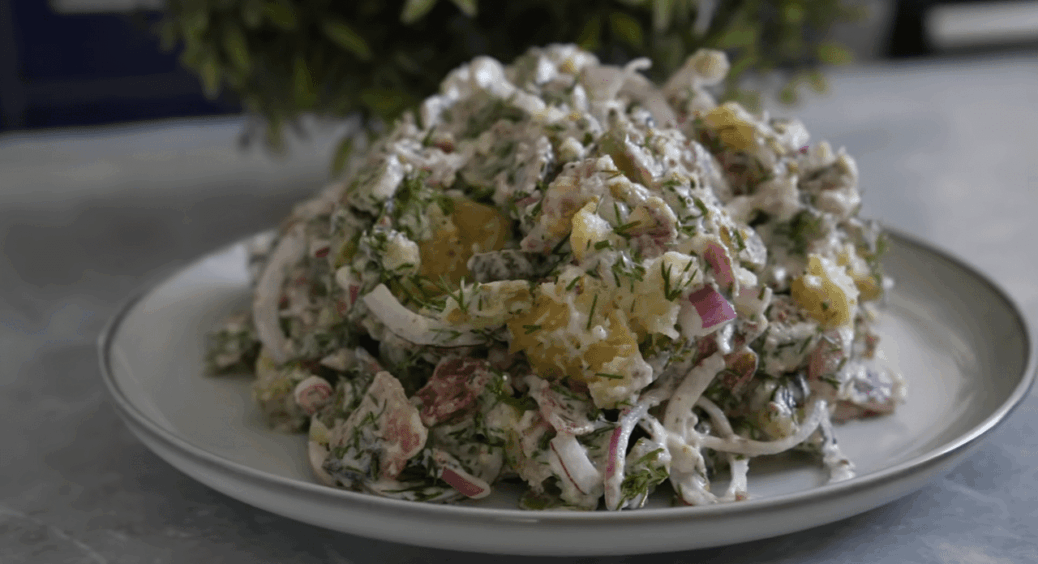 Запікаю картоплю 20 хвилин у духовці, але не скибками, а на чипси в салат: новорічний хіт на столі 2026 року 