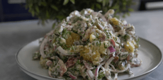 Кухарі розповіли, як приготувати святковий салат з бекону та картоплі