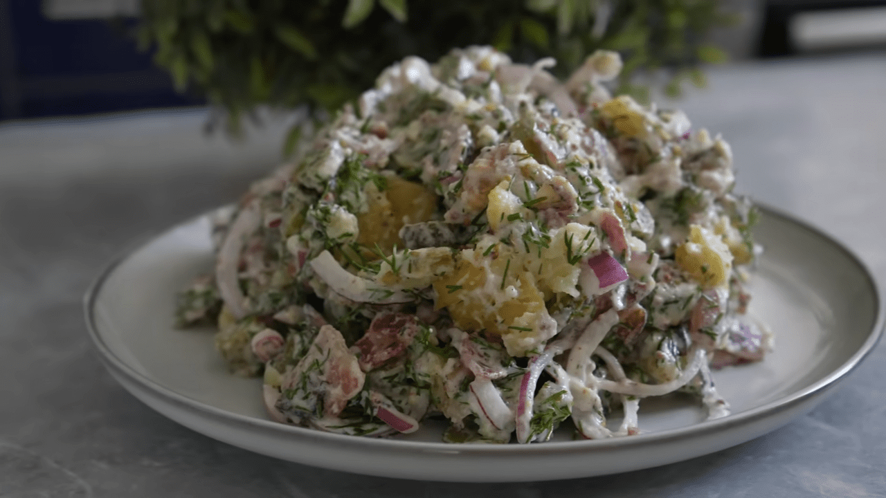 Кухарі розповіли, як приготувати святковий салат з бекону та картоплі