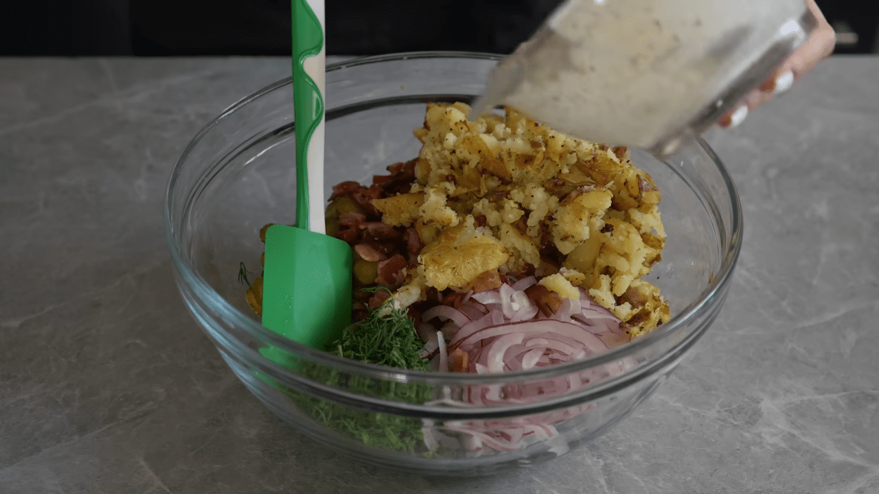 Кухарі розповіли, як приготувати святковий салат з бекону та картоплі