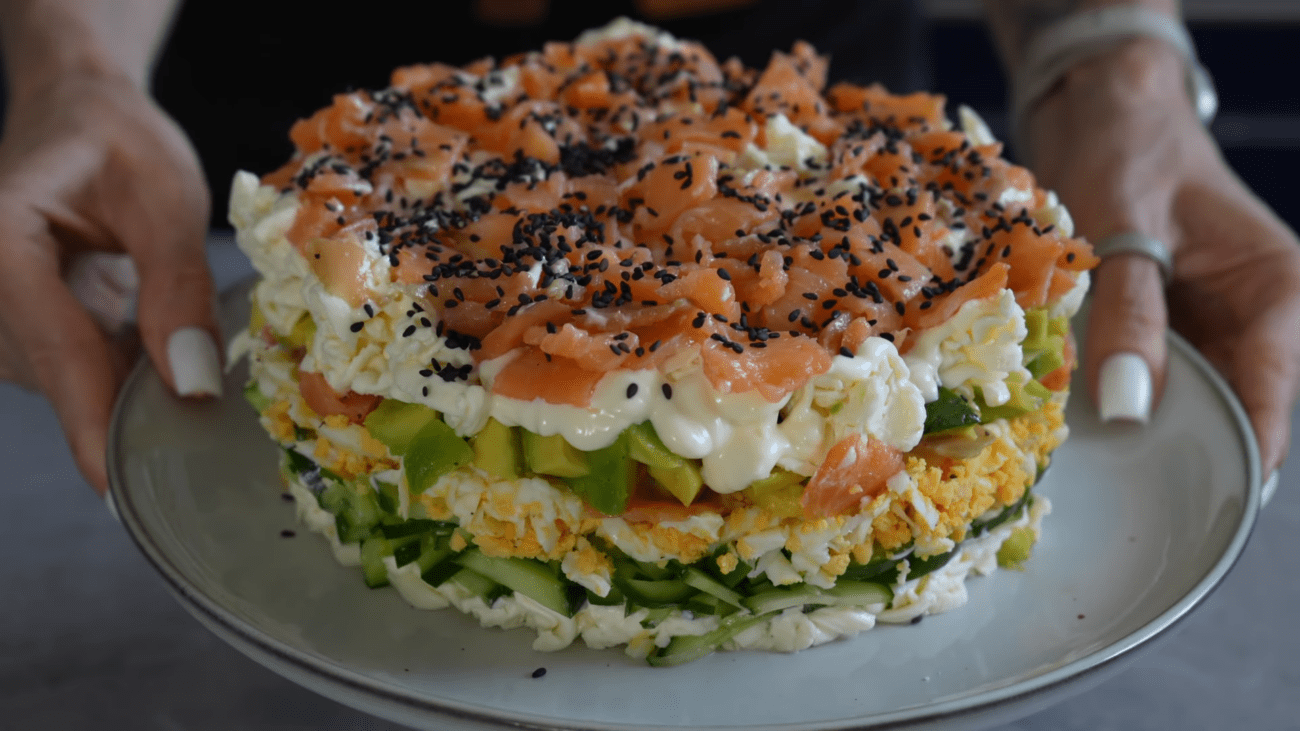 Експерти розповіли, як приготувати святковий салат із червоною рибою