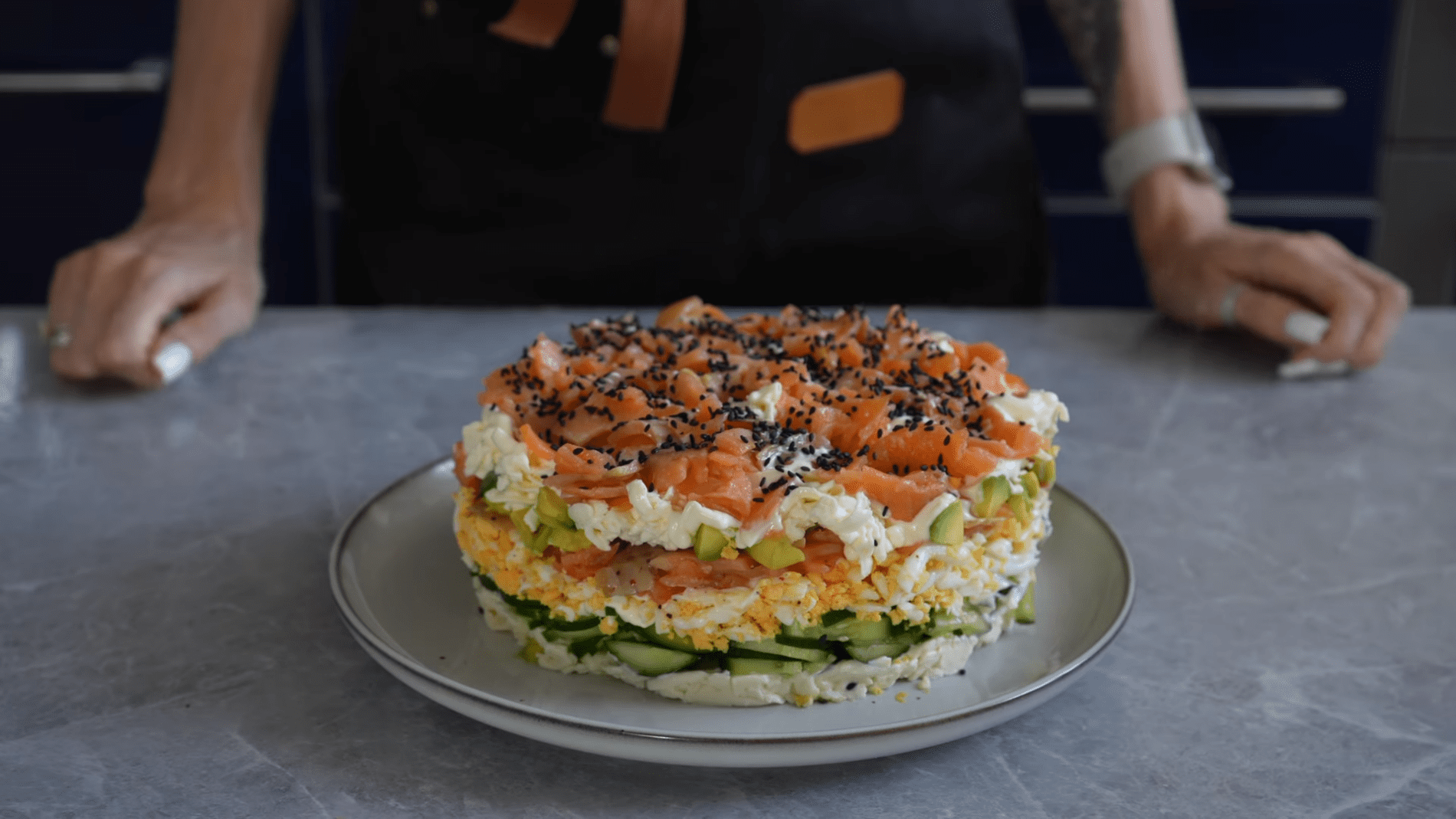 Експерти розповіли, як приготувати святковий салат із червоною рибою