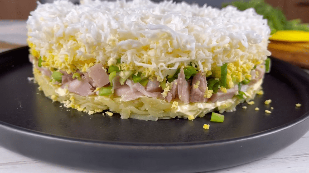 Експерти розповіли, як приготувати салат з копченою куркою і сирками