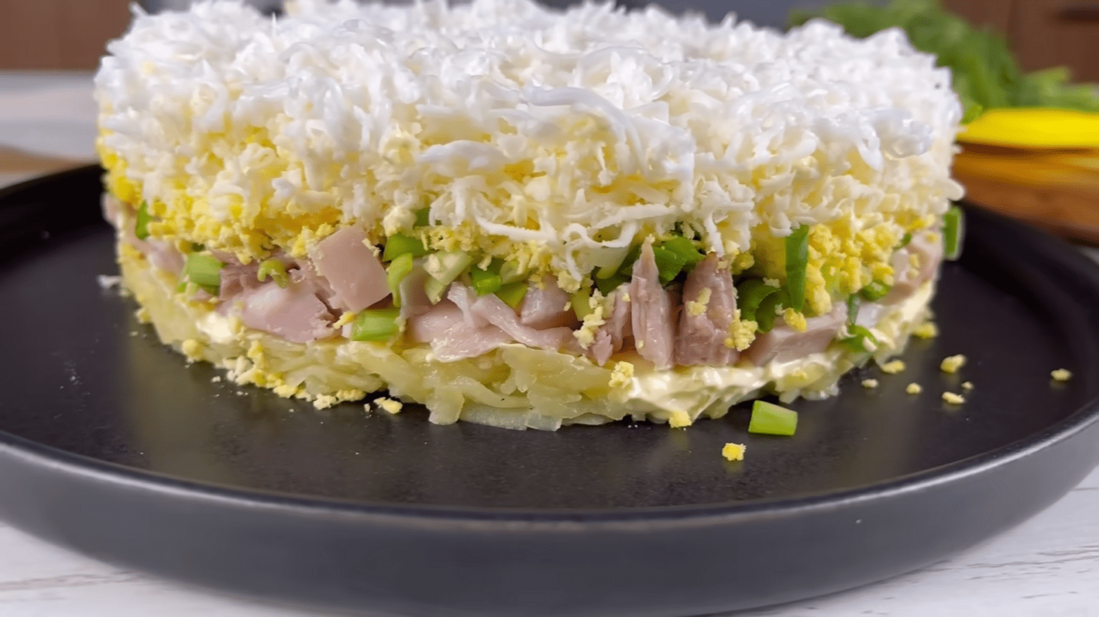 Експерти розповіли, як приготувати салат з копченою куркою і сирками