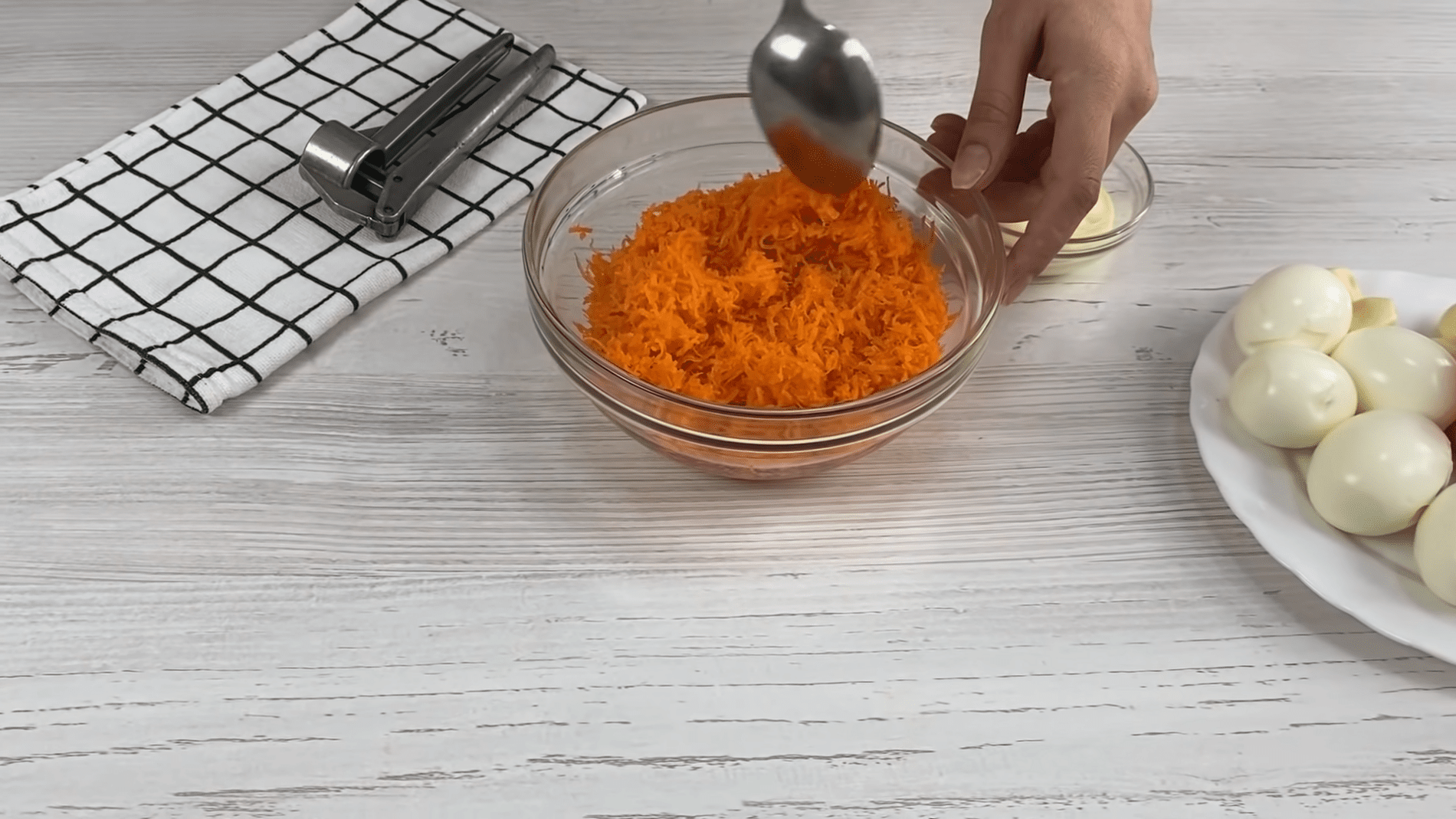 Експерти розповіли, як приготувати ніжний та повітряний салат із морквою