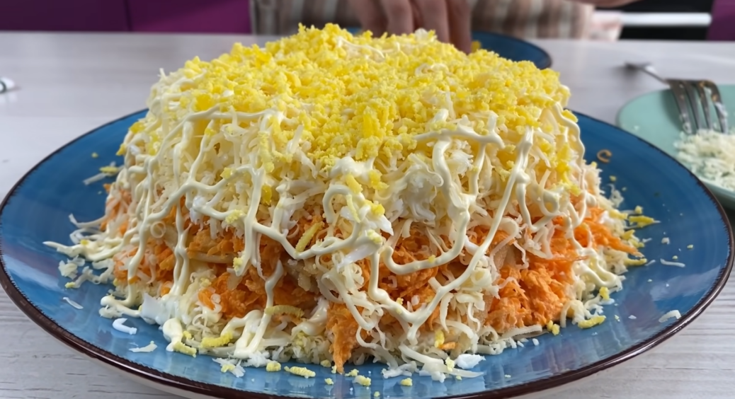 Сусідка дала рецепт цього салату – і я в ауті: з’їла половину сама, поки несла до столу – так смачно 