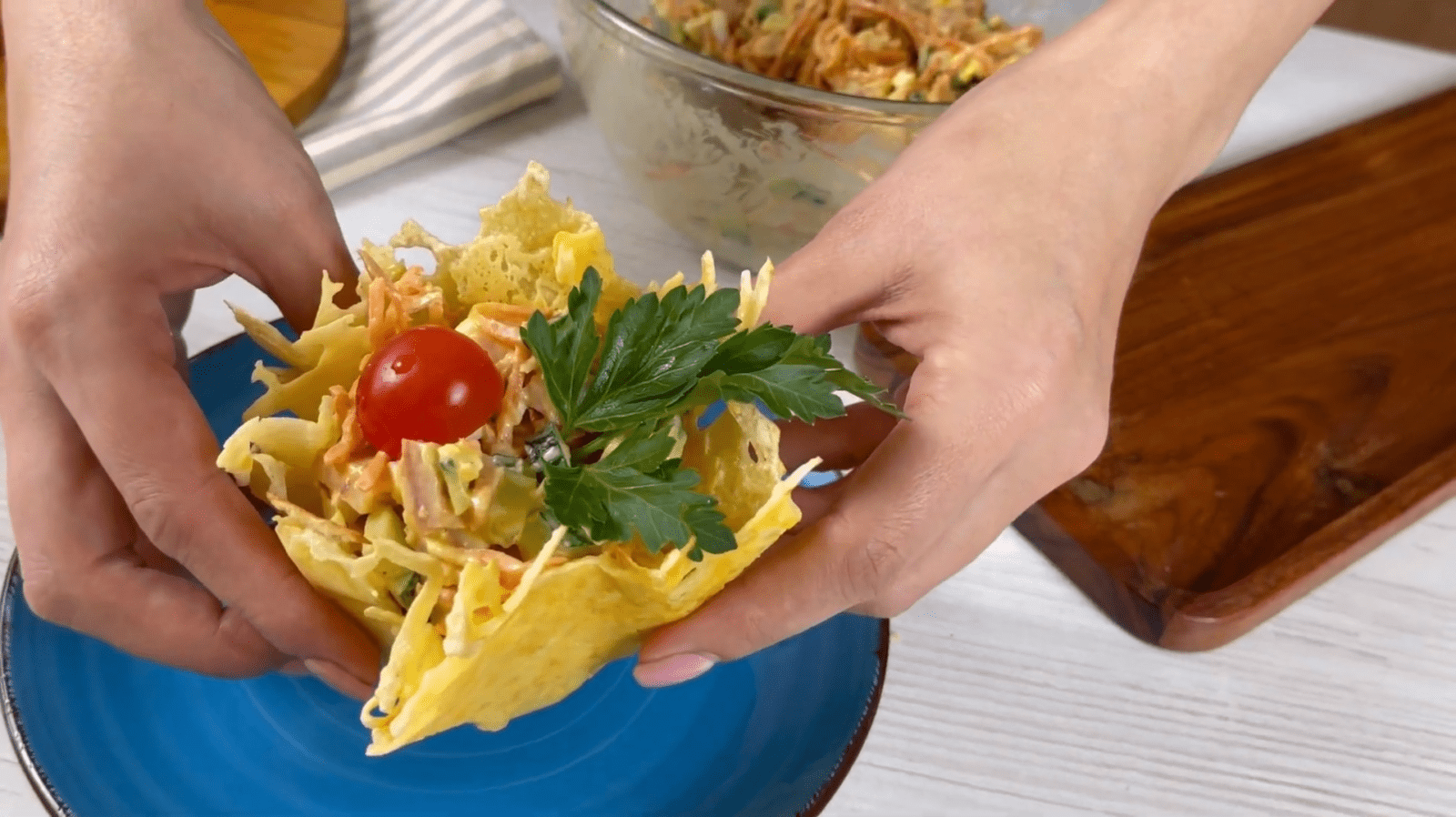 Експерти розповіли, як приготувати смачний салат з копченою куркою