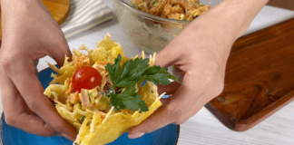 Експерти розповіли, як приготувати смачний салат з копченою куркою