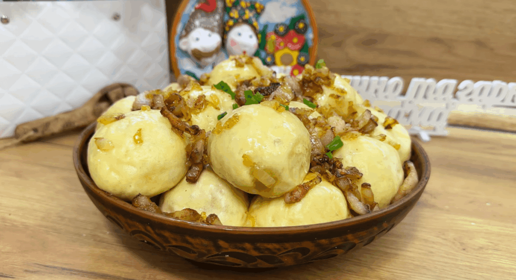 30 галушок з 1 замісу: м’ясна начинка, засмажка з сала – страва, від якої не відірвати навіть дітей 