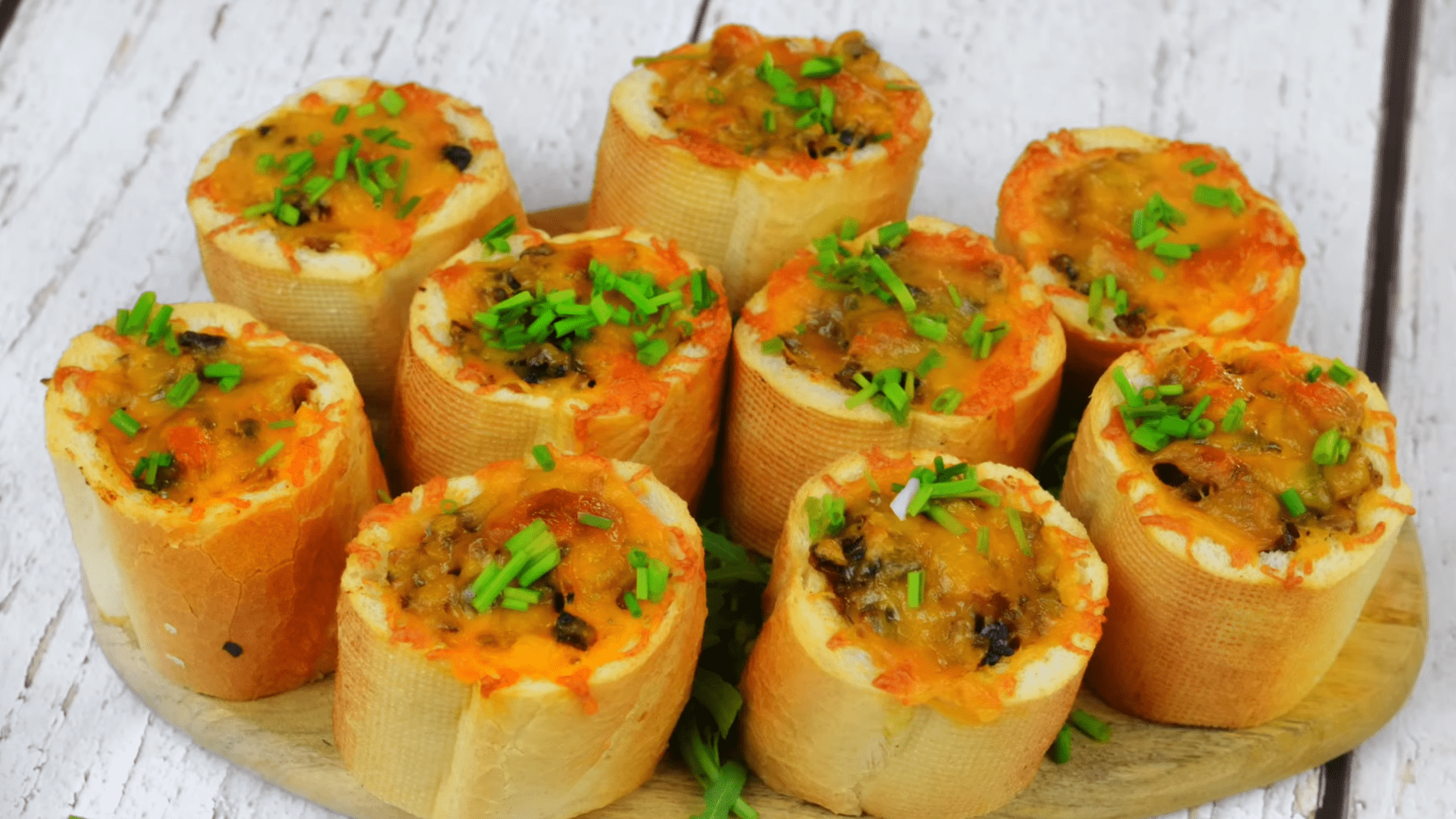 Експерти розповіли, як приготувати святкову закуску з печериць та багета