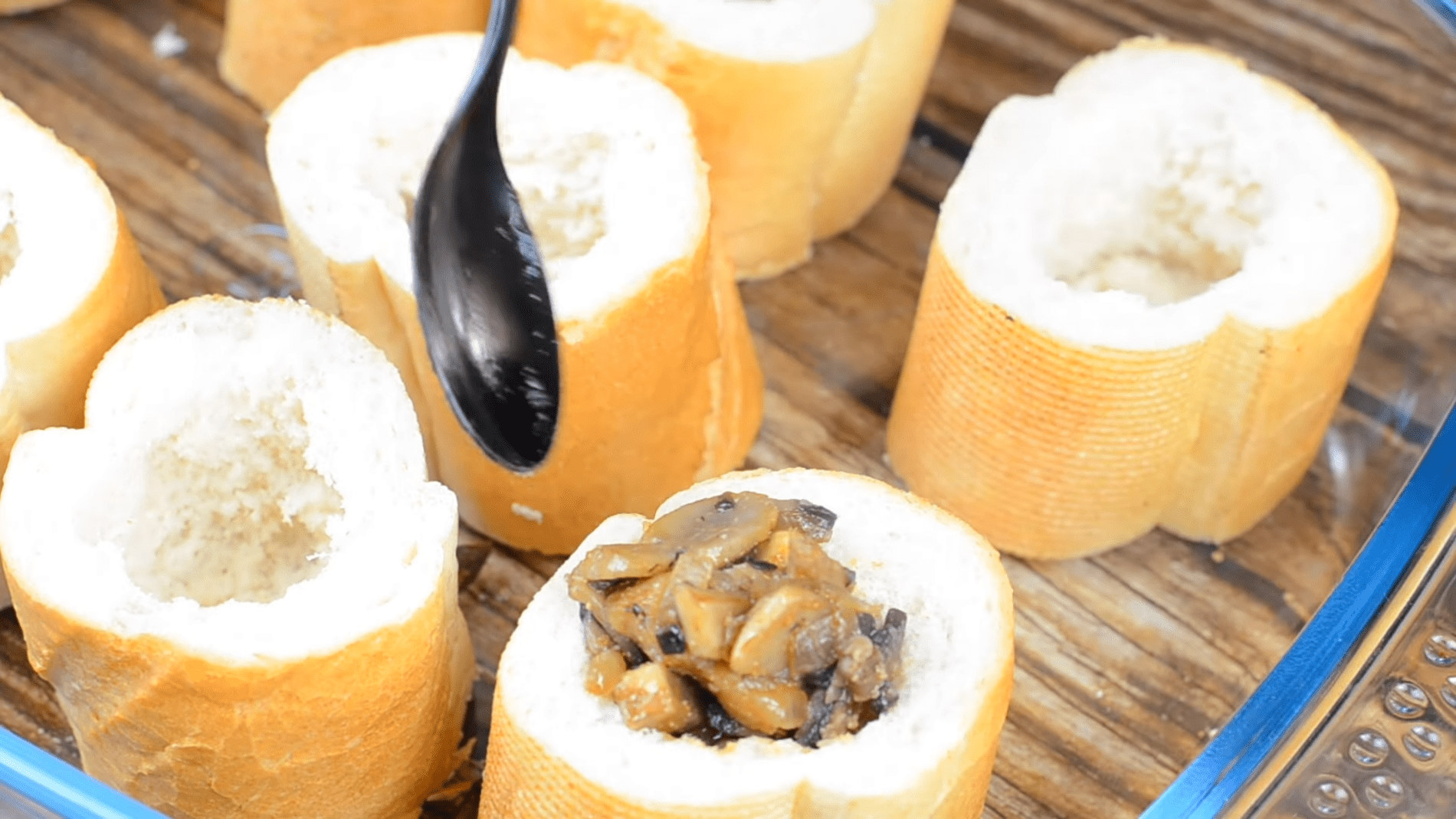 Експерти розповіли, як приготувати святкову закуску з печериць та багета