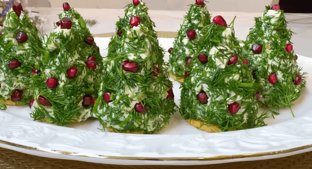 Роблю “ялинки” з курки на крекерах – і всі в захваті: 200 г філе + 5 інгредієнтів = окраса столу 