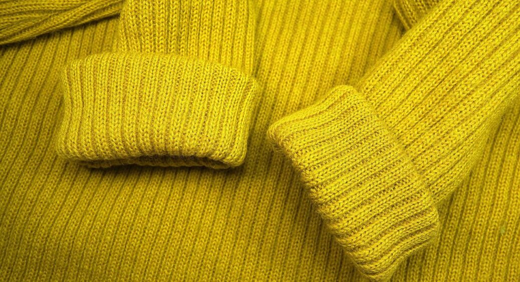 Подарували на Новий рік светр, а він кусається, що носити неможливо: прополоскала його з 1 ложкою гліцерину 