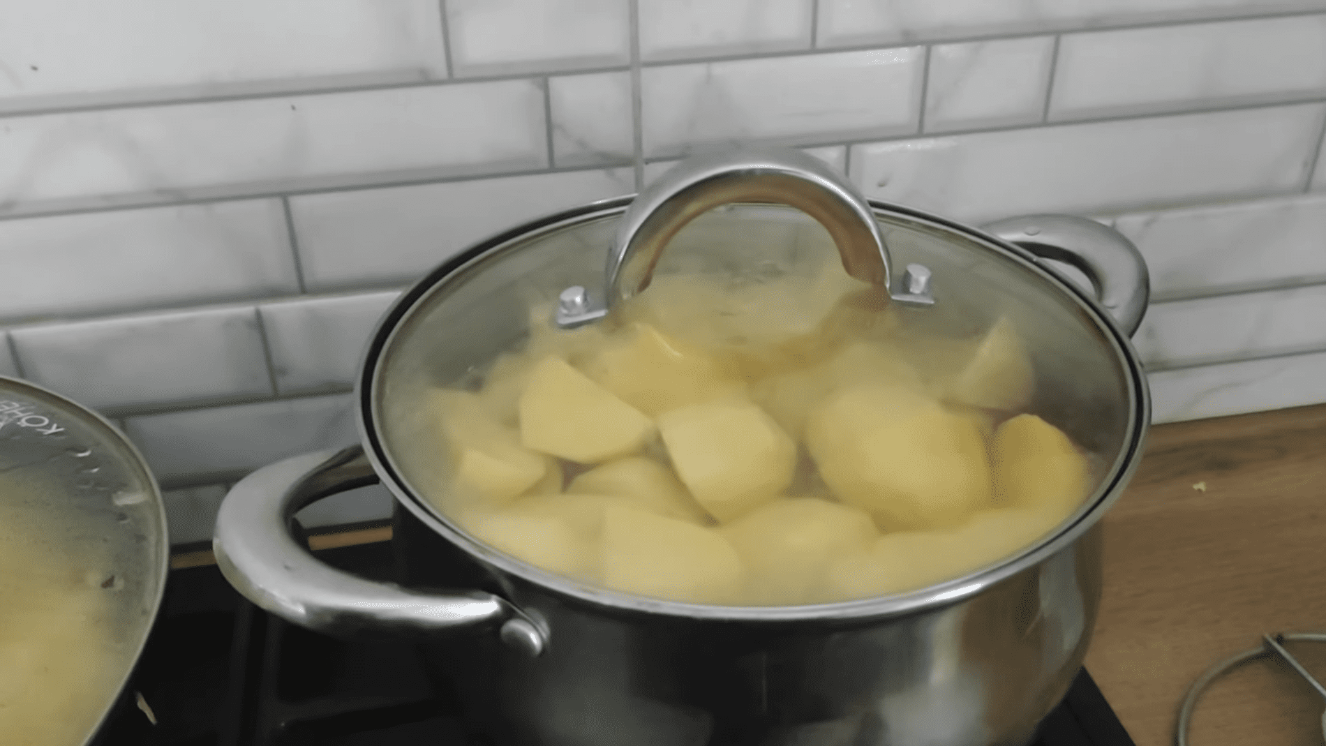 Господині розповіли, як приготувати капустяники з картопляним тістом