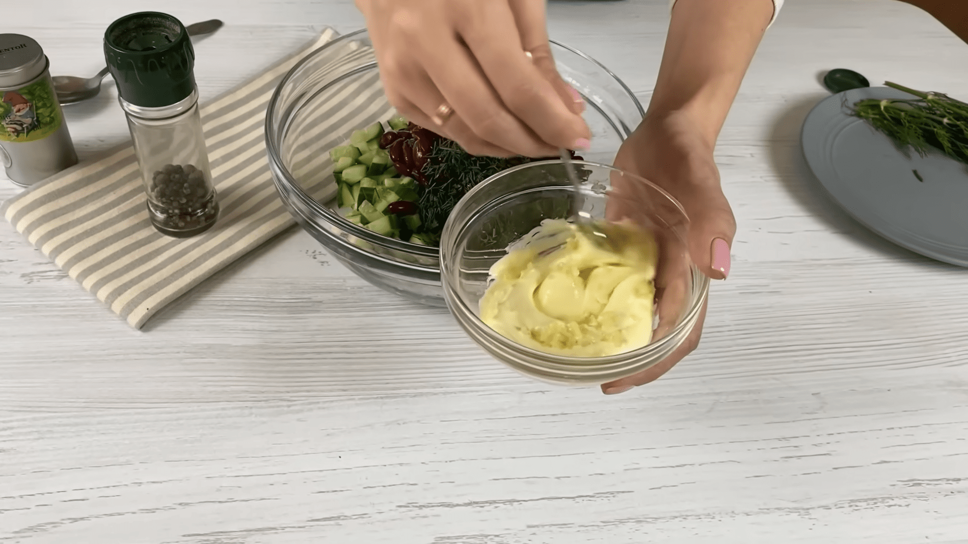 Кулінари порадили цікавий святковий салат з квасолею та огірками