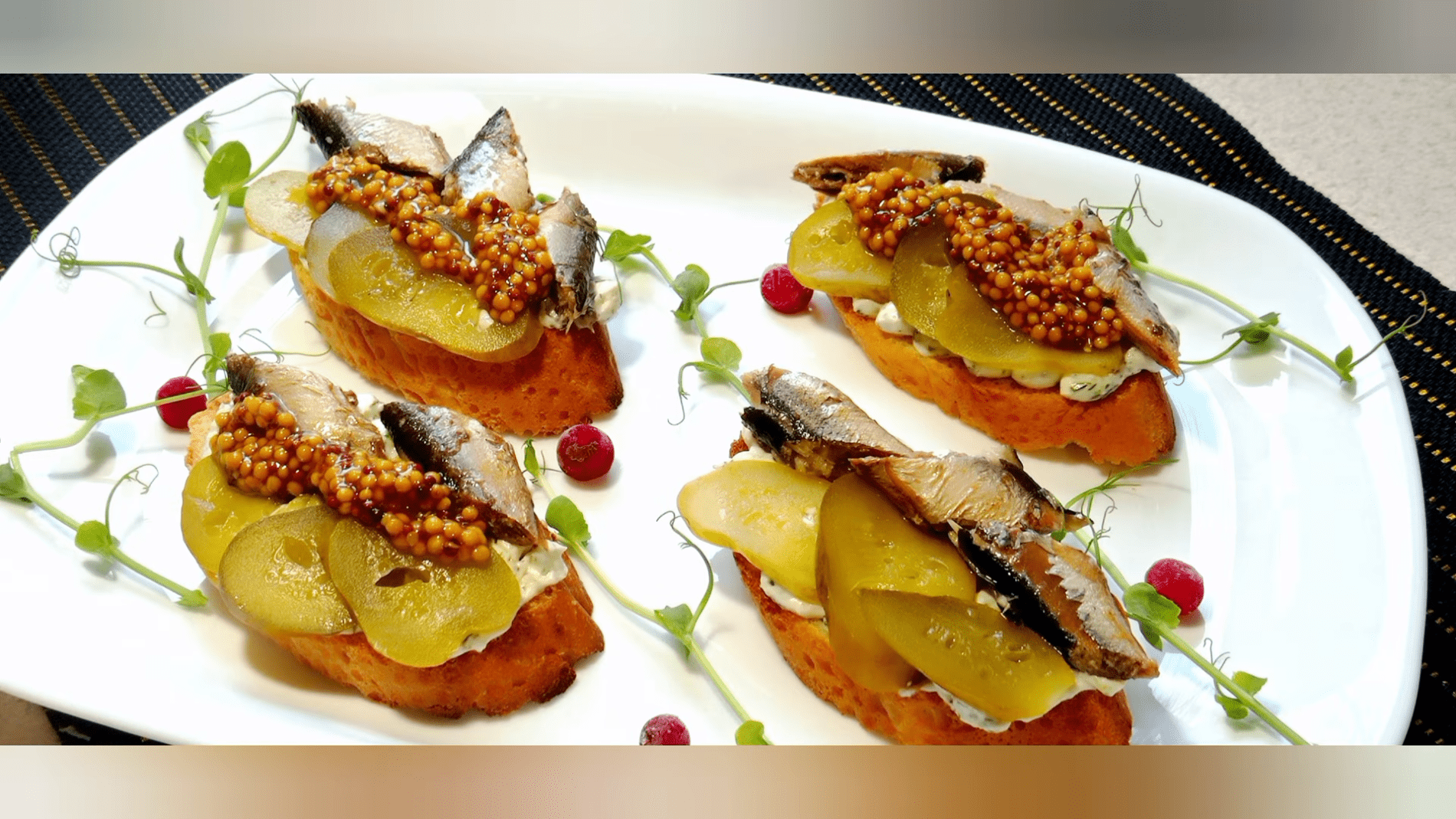 Кухарі розповіли, як приготувати апетитну закуску зі шпротами