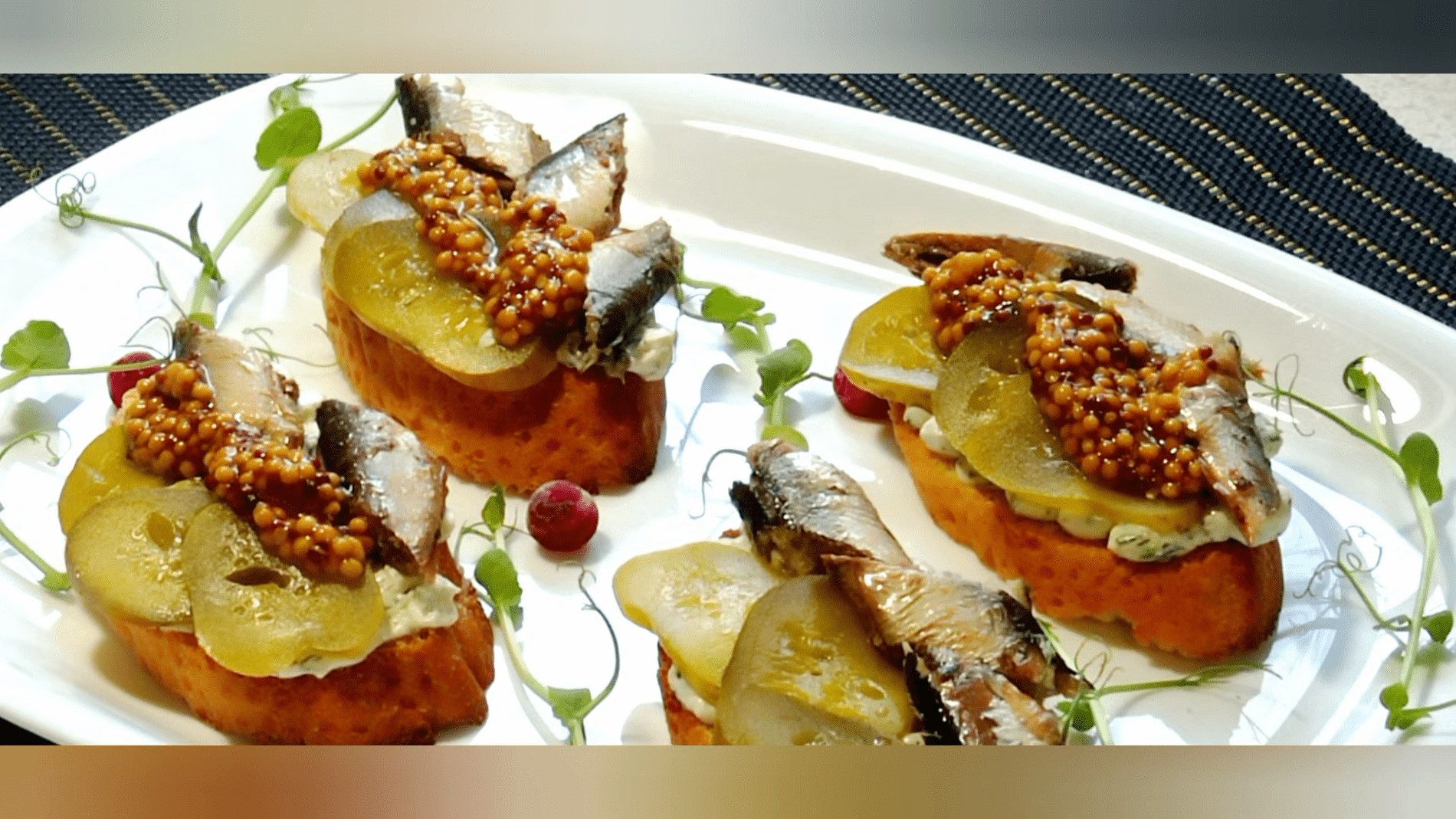 Кухарі розповіли, як приготувати апетитну закуску зі шпротами