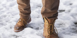 Господині розповіли, що покласти у взуття, щоб ногам було відчутно тепліше