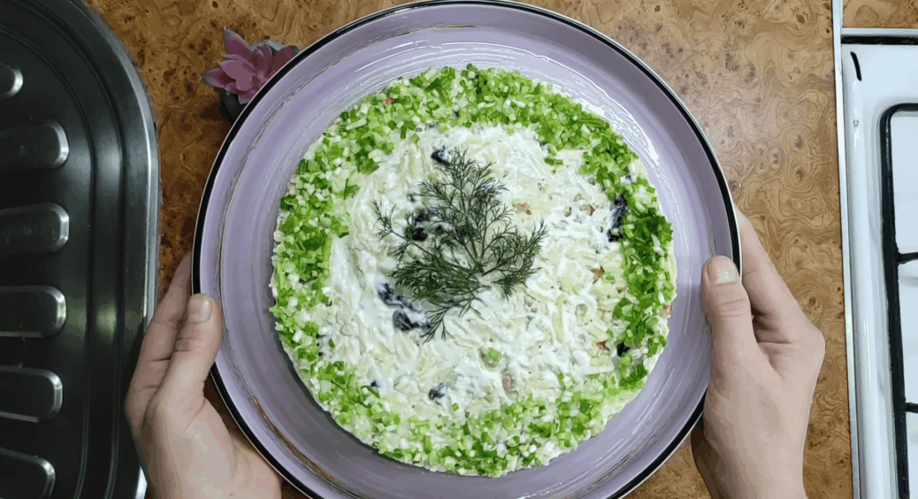 Закусочний “Наполеон” з курки та грибів: 3 начинки, 6 шарів – збираю за 10 хвилин, а з’їдають за 1 