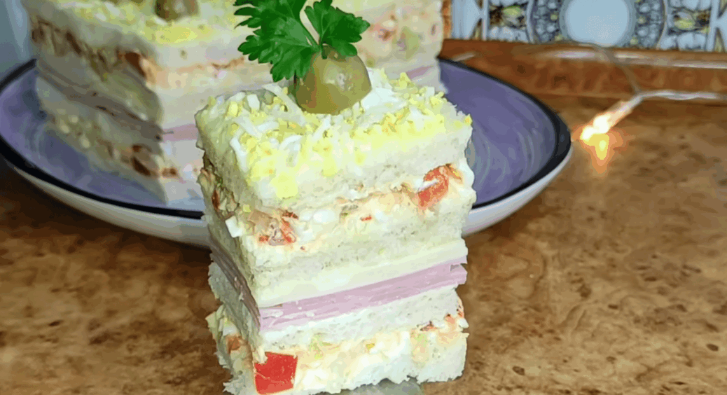 Готую закусочний торт замість 5 салатів – гості в захваті: 15 шматочків хліба і начинка – це шедевр 