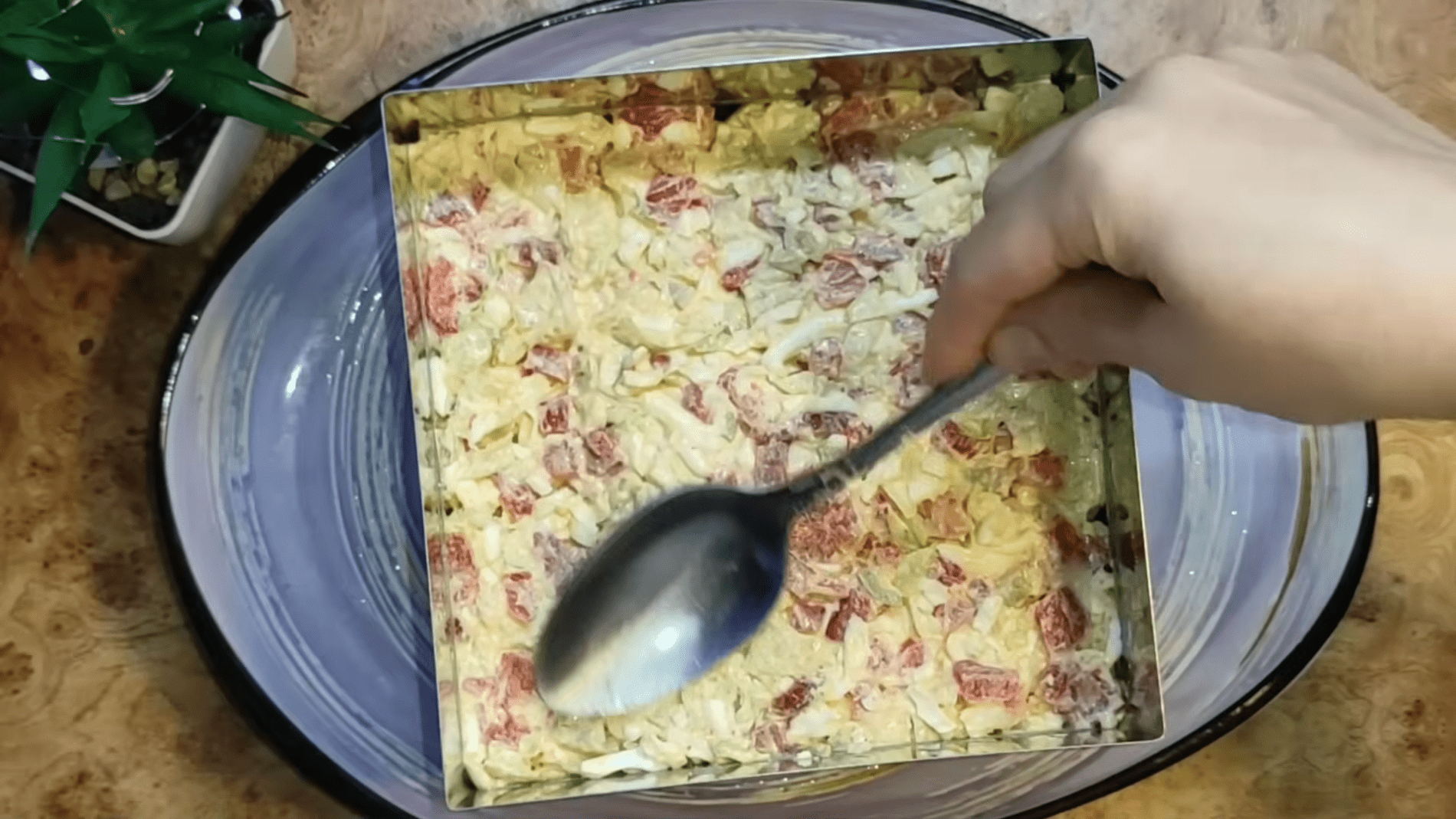 Експерти розповіли, як приготувати святковий закусочний торт