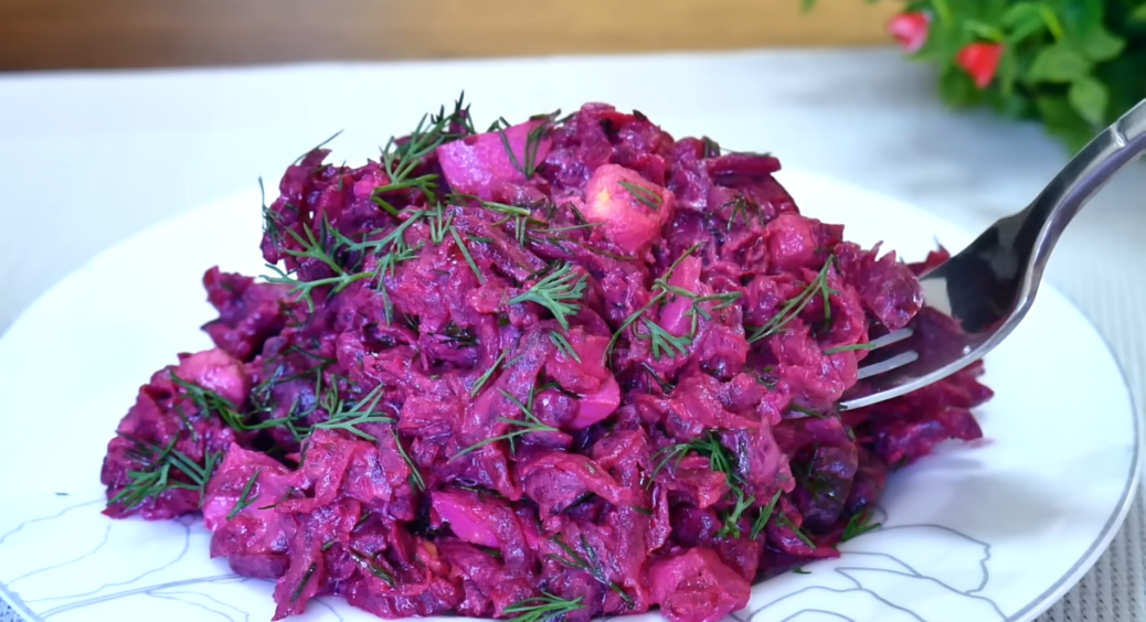 Салат “Барбі”, що завжди з’їдають першим: простий склад, 30 хвилин – і смак на 100% 