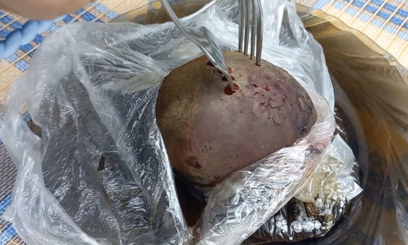 Господині розповіли, як швидко приготувати буряк на салат у мікрохвильовці