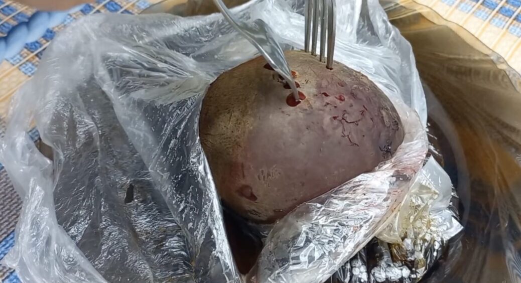 Більше не варю буряк годинами для салатів: використовую метод “2 пакетів” та мікрохвильовку – економлю час 