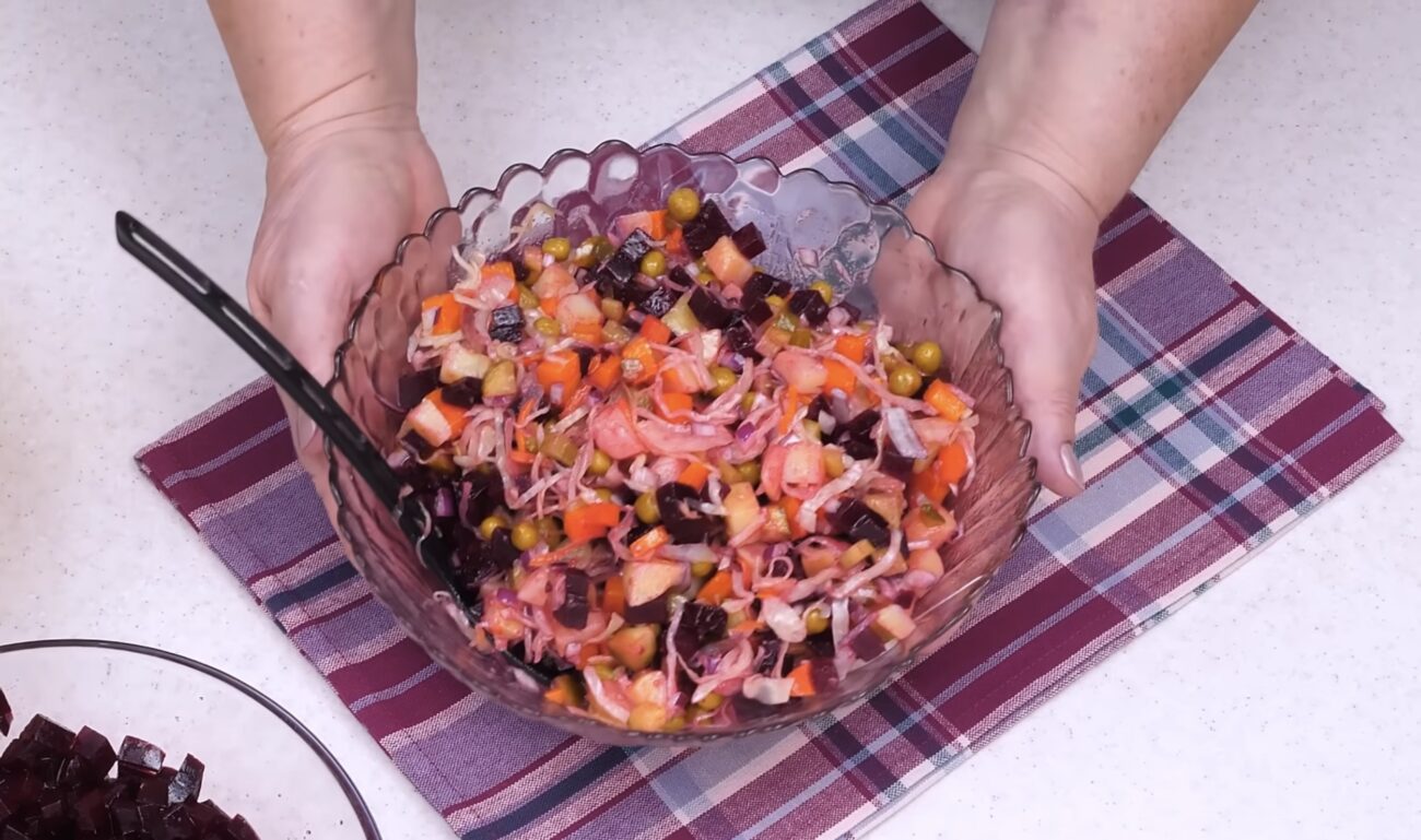 Кулінари розповіли, що додати у вінегрет, щоб буряк не фарбував інші овочі