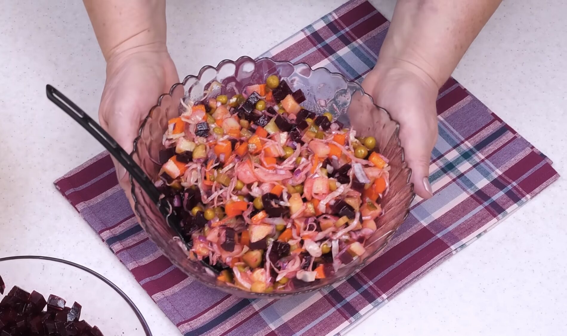 Кулінари розповіли, що додати у вінегрет, щоб буряк не фарбував інші овочі