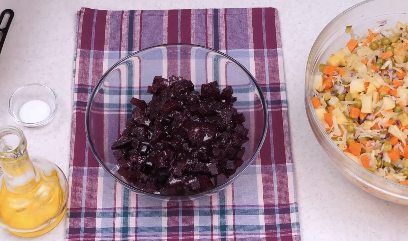 Кулінари розповіли, що додати у вінегрет, щоб буряк не фарбував інші овочі