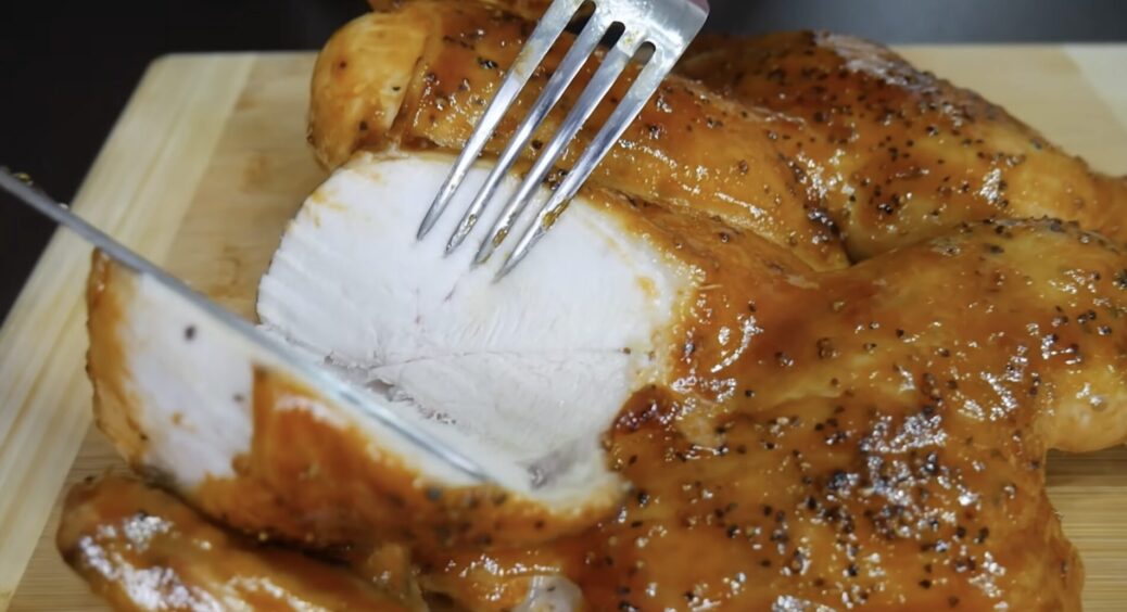 4 шматочки вершкового масла під шкірку курки – і запечене м’ясо залишається соковитим навіть наступного дня 