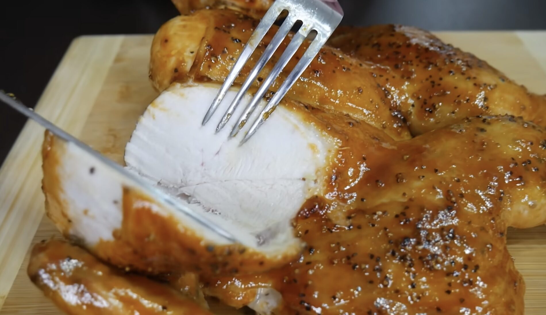 Кулінари розповіли, як запекти курятину, щоб вона залишилася соковитою